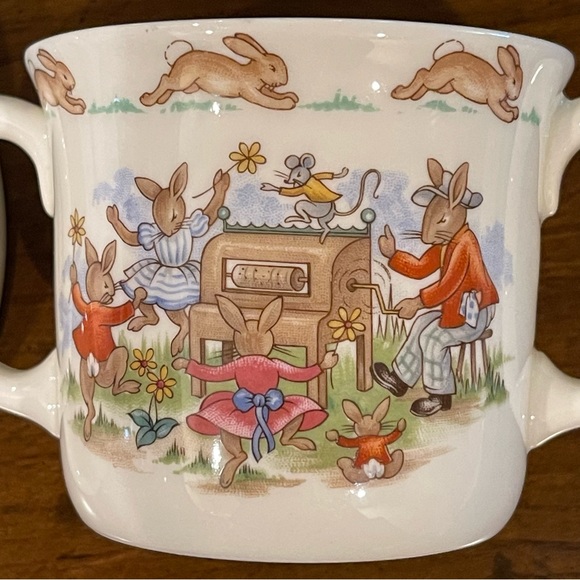 Vintage 1984 Bunnykins Royal Doulton toddler’s bowl and two handle mug set - Picture 7 of 12